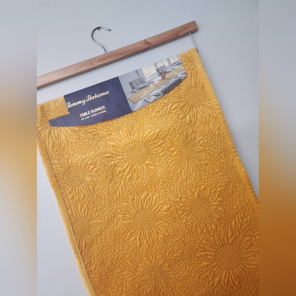 Tommy Bahama Yellow Velour Sunflower Table Runner Summer/Fall - Picture 4 of 6